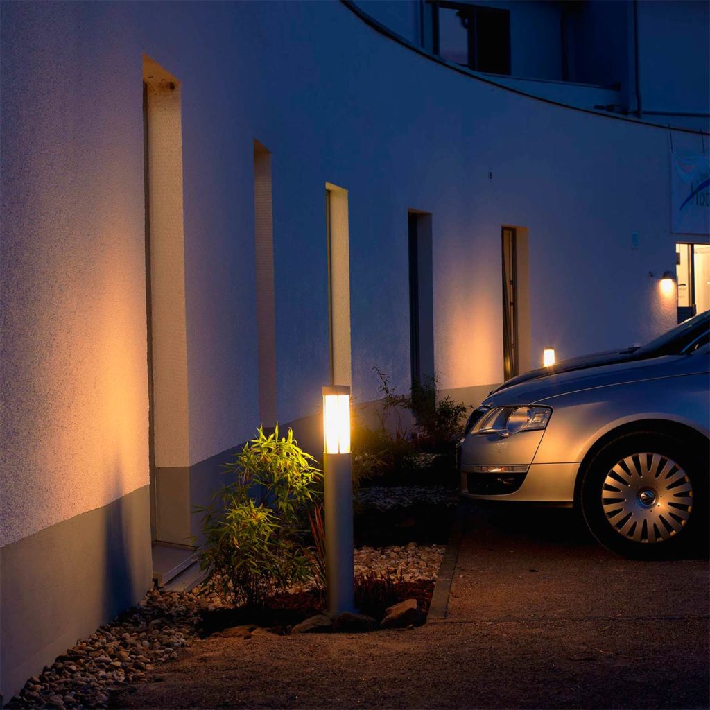 Moderne Parkplatzbeleuchtung per Wegeleuchte sorgt für Helligkeit und Sicherheit auf einem Privatparkplatz.