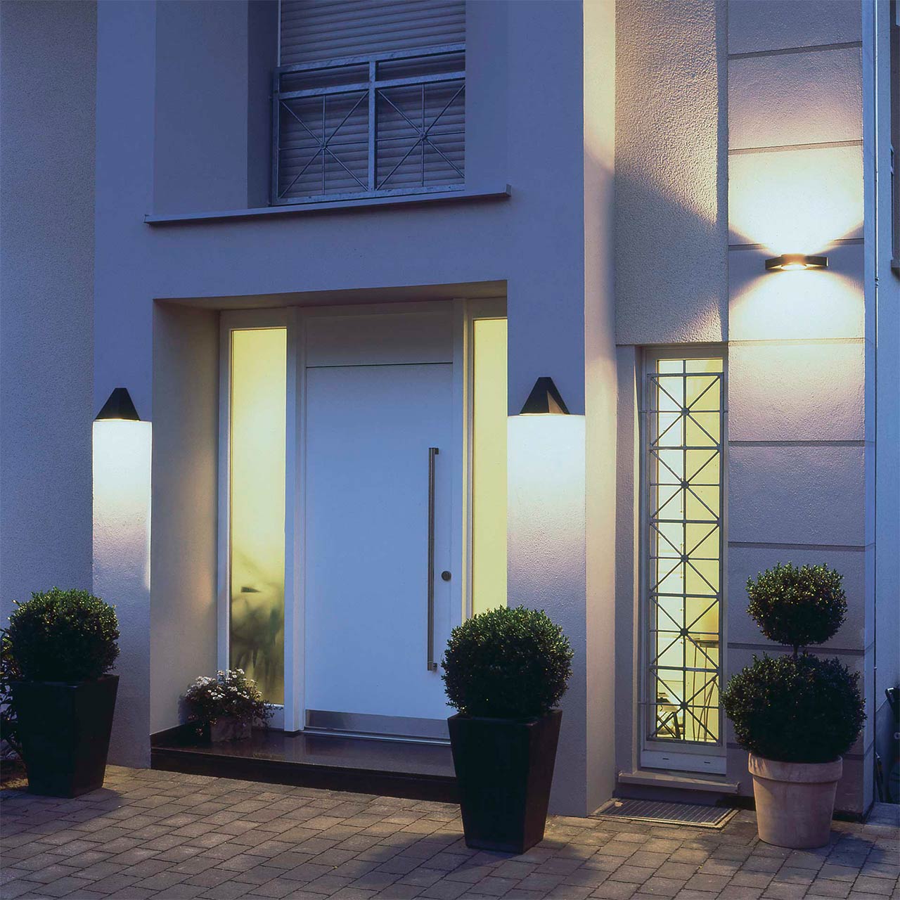 Mehrere Wandleuchten sorgen für Lichtstimmung an einem Hauseingang